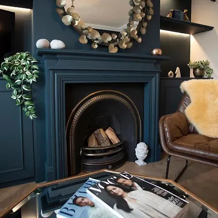 Luxe Stratford Townhouse Beautifully Renovated, Well Equipped, Sleeps 4, 2 Bathrooms, Free Parking - Minutes Walk To Town, Rsc & Pubs - Pet Friendly Esterno foto