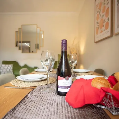 Luxe Stratford Townhouse Beautifully Renovated, Well Equipped, Sleeps 4, 2 Bathrooms, Free Parking - Minutes Walk To Town, Rsc & Pubs - Pet Friendly Esterno foto