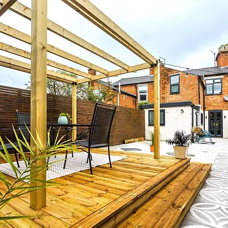 Luxe Stratford Townhouse Beautifully Renovated, Well Equipped, Sleeps 4, 2 Bathrooms, Free Parking - Minutes Walk To Town, Rsc & Pubs - Pet Friendly Esterno foto