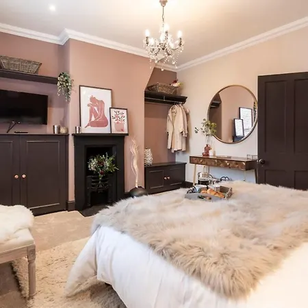 Luxe Stratford Townhouse Beautifully Renovated, Well Equipped, Sleeps 4, 2 Bathrooms, Free Parking - Minutes Walk To Town, Rsc & Pubs - Pet Friendly Esterno foto