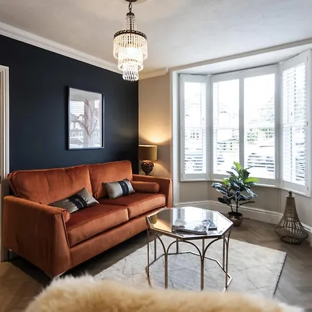 Luxe Stratford Townhouse Beautifully Renovated, Well Equipped, Sleeps 4, 2 Bathrooms, Free Parking - Minutes Walk To Town, Rsc & Pubs - Pet Friendly Esterno foto