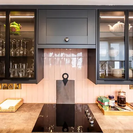 Luxe Stratford Townhouse Beautifully Renovated, Well Equipped, Sleeps 4, 2 Bathrooms, Free Parking - Minutes Walk To Town, Rsc & Pubs - Pet Friendly Esterno foto
