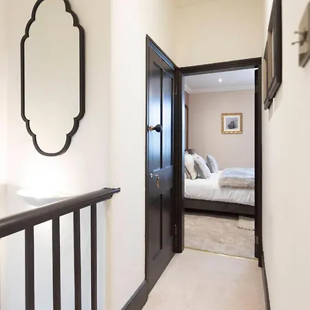 Luxe Stratford Townhouse Beautifully Renovated, Well Equipped, Sleeps 4, 2 Bathrooms, Free Parking - Minutes Walk To Town, Rsc & Pubs - Pet Friendly Esterno foto
