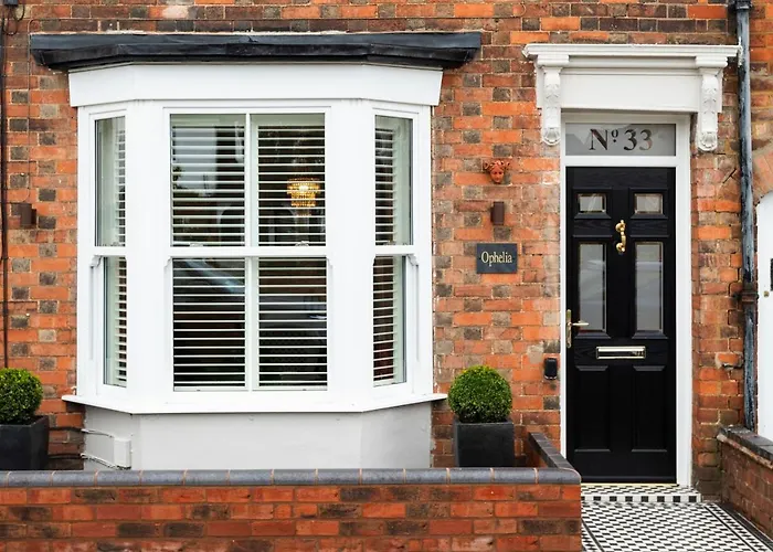 Luxe Stratford Townhouse Beautifully Renovated, Well Equipped, Sleeps 4, 2 Bathrooms, Free Parking - Minutes Walk To Town, Rsc & Pubs - Pet Friendly