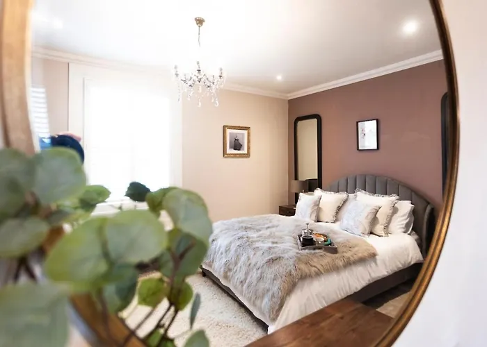 Luxe Stratford Townhouse Beautifully Renovated, Well Equipped, Sleeps 4, 2 Bathrooms, Free Parking - Minutes Walk To Town, Rsc & Pubs - Pet Friendly