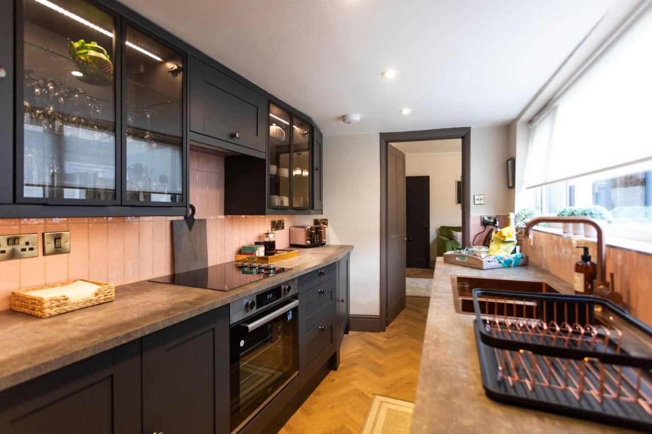 Luxe Townhouse Beautifully Renovated, Well Equipped, Sleeps 4, 2 Bathrooms, Free Parking - Minutes Walk To Town, Rsc & Pubs - Pet Friendly Дом отдыха Стратфорд-апон-Эйвон