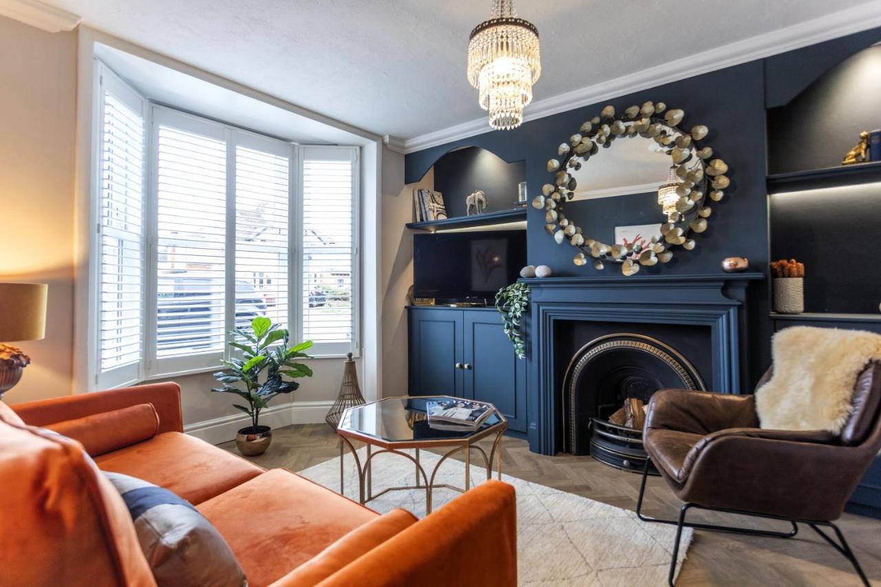 Luxe Townhouse Beautifully Renovated, Well Equipped, Sleeps 4, 2 Bathrooms, Free Parking - Minutes Walk To Town, Rsc & Pubs - Pet Friendly