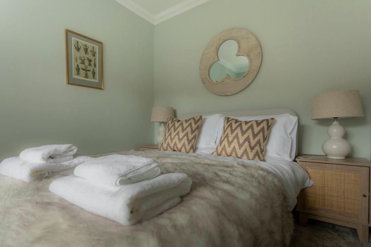 Дом отдыха Luxe Townhouse Beautifully Renovated, Well Equipped, Sleeps 4, 2 Bathrooms, Free Parking - Minutes Walk To Town, Rsc & Pubs - Pet Friendly *