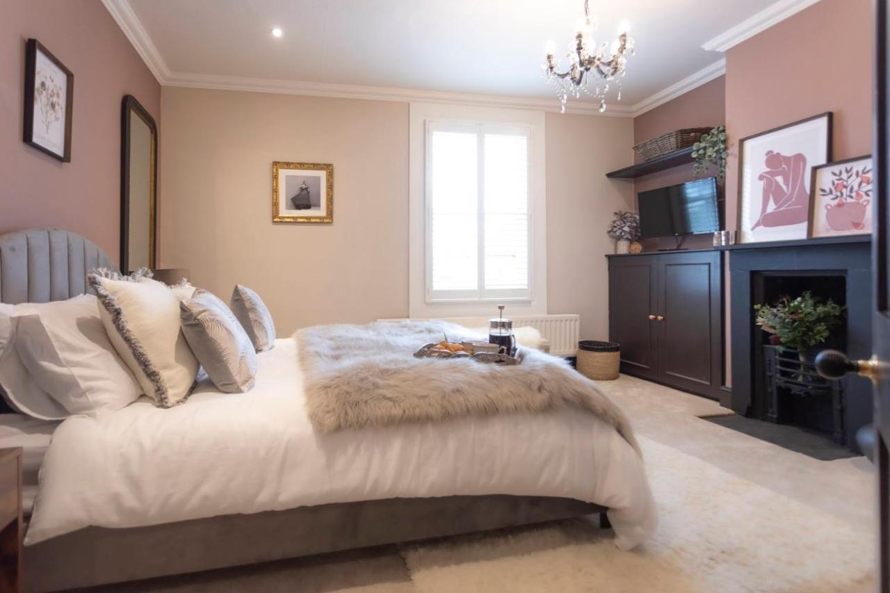 Luxe Townhouse Beautifully Renovated, Well Equipped, Sleeps 4, 2 Bathrooms, Free Parking - Minutes Walk To Town, Rsc & Pubs - Pet Friendly *