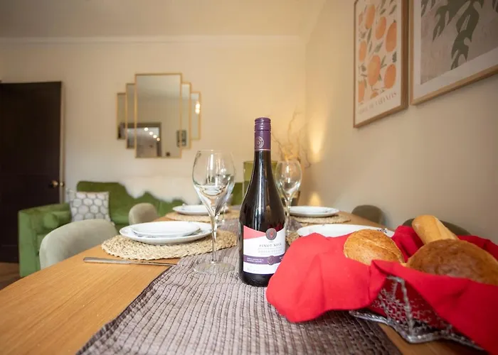 Luxe Stratford Townhouse Beautifully Renovated, Well Equipped, Sleeps 4, 2 Bathrooms, Free Parking - Minutes Walk To Town, Rsc & Pubs - Pet Friendly